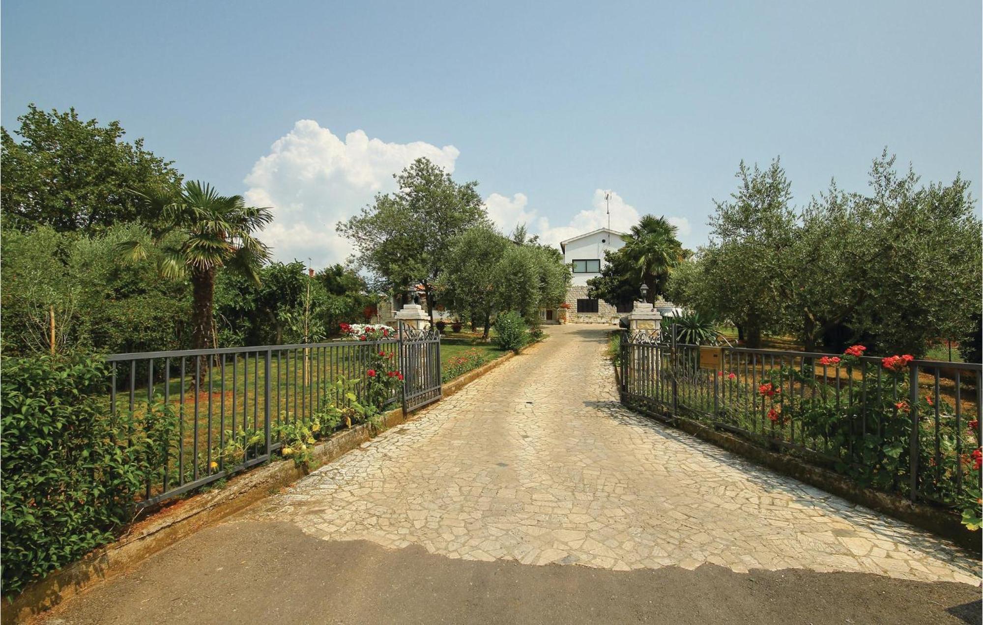 Beautiful Apartment In Porec With Wifi Buitenkant foto