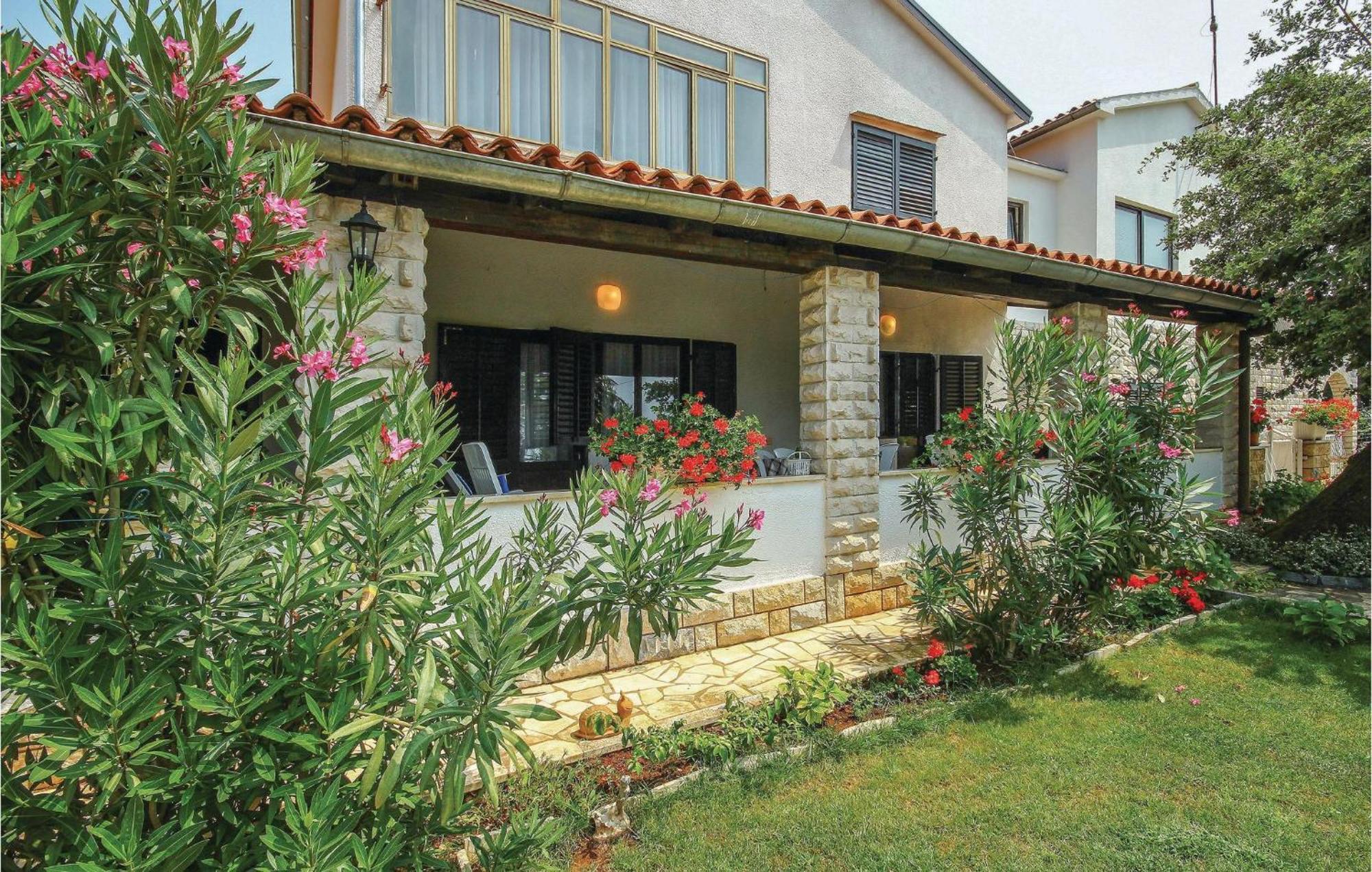 Beautiful Apartment In Porec With Wifi Buitenkant foto