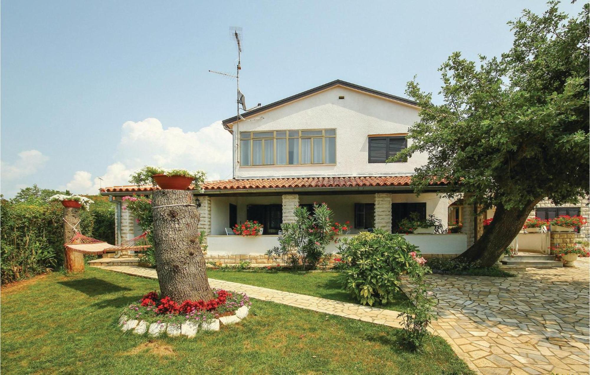 Beautiful Apartment In Porec With Wifi Buitenkant foto