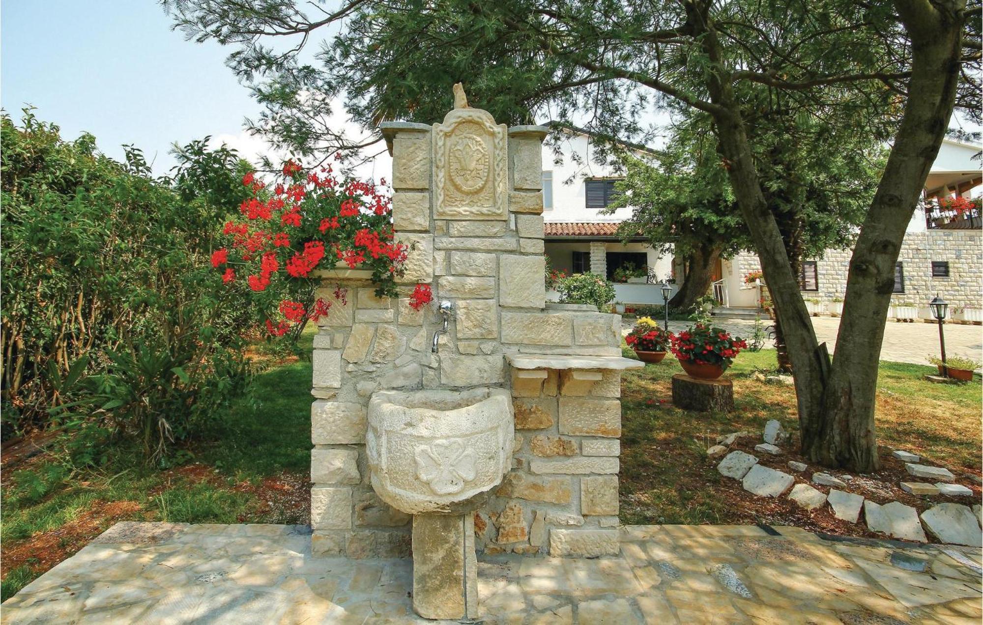 Beautiful Apartment In Porec With Wifi Buitenkant foto