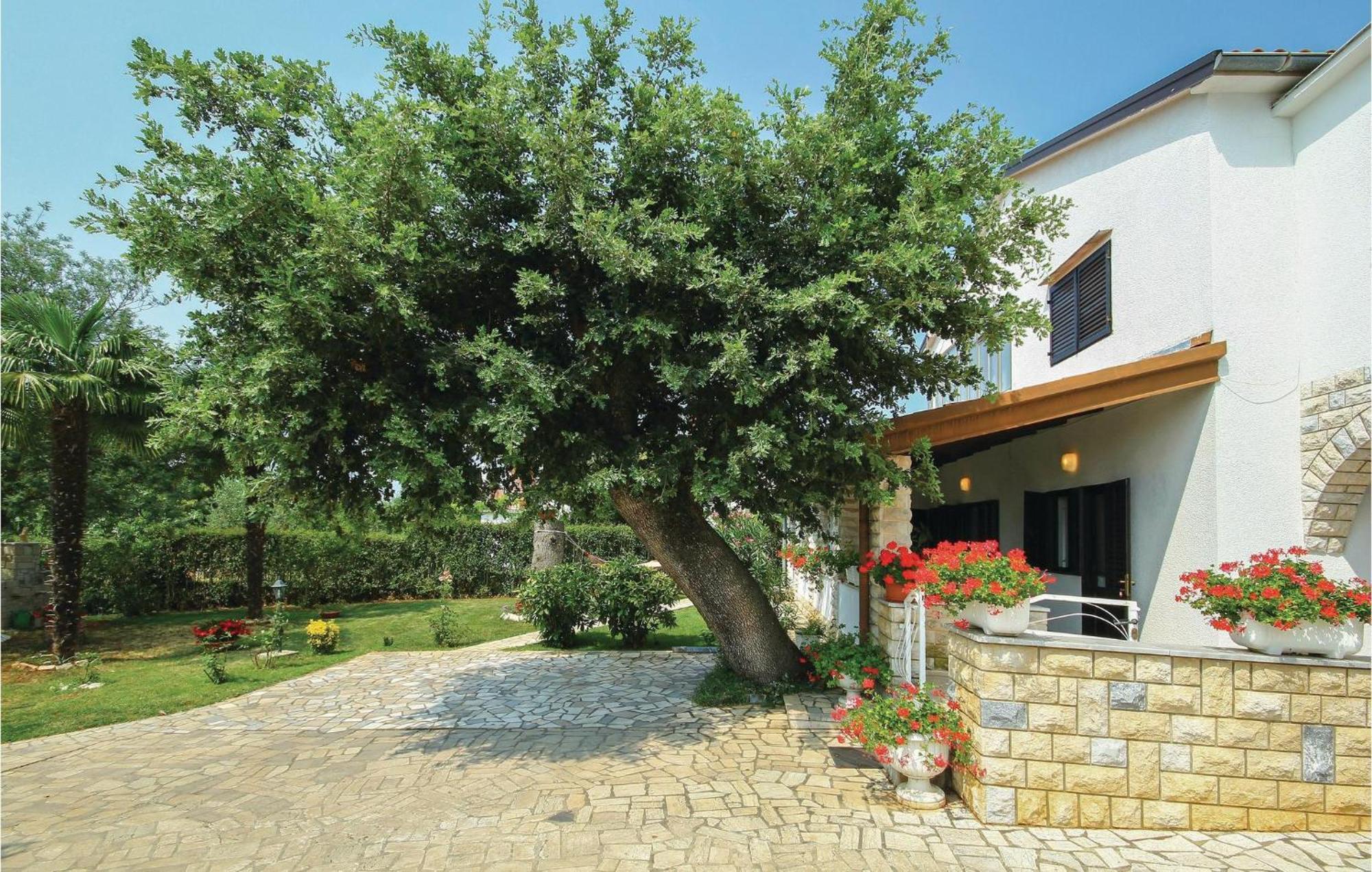 Beautiful Apartment In Porec With Wifi Buitenkant foto